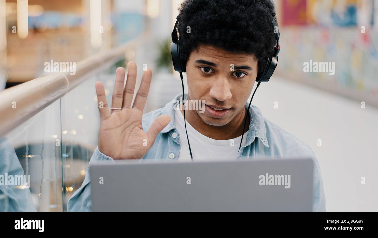 Portrait africain american business man Guy étudiant homme en ligne entraîneur mentor consultant assistant employé d'appel Manager freelance dans les écouteurs Banque D'Images