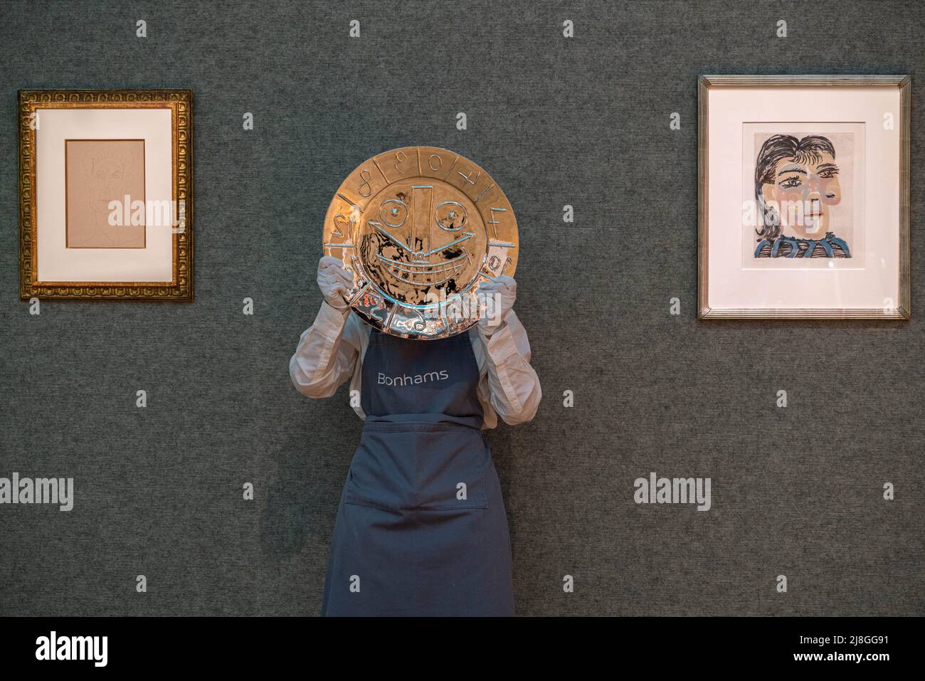 Londres, Royaume-Uni, 16 mai 2022. Pablo Picasso (1881-1973) visite en forme d'horloge, estimation: ££30 000 - £50 000 contexte- tête d'homme, estimation: £28 000 - £35 000, tête de femme No 2. Portrait de Dora Maar, 1939 estimation: £25 000 - £35 000. Bonhams observation des enchères de Picassomania. La vente a lieu le 18 mai à Bonhams New Bond Street. Credit. amer ghazzal/Alamy Live News Banque D'Images