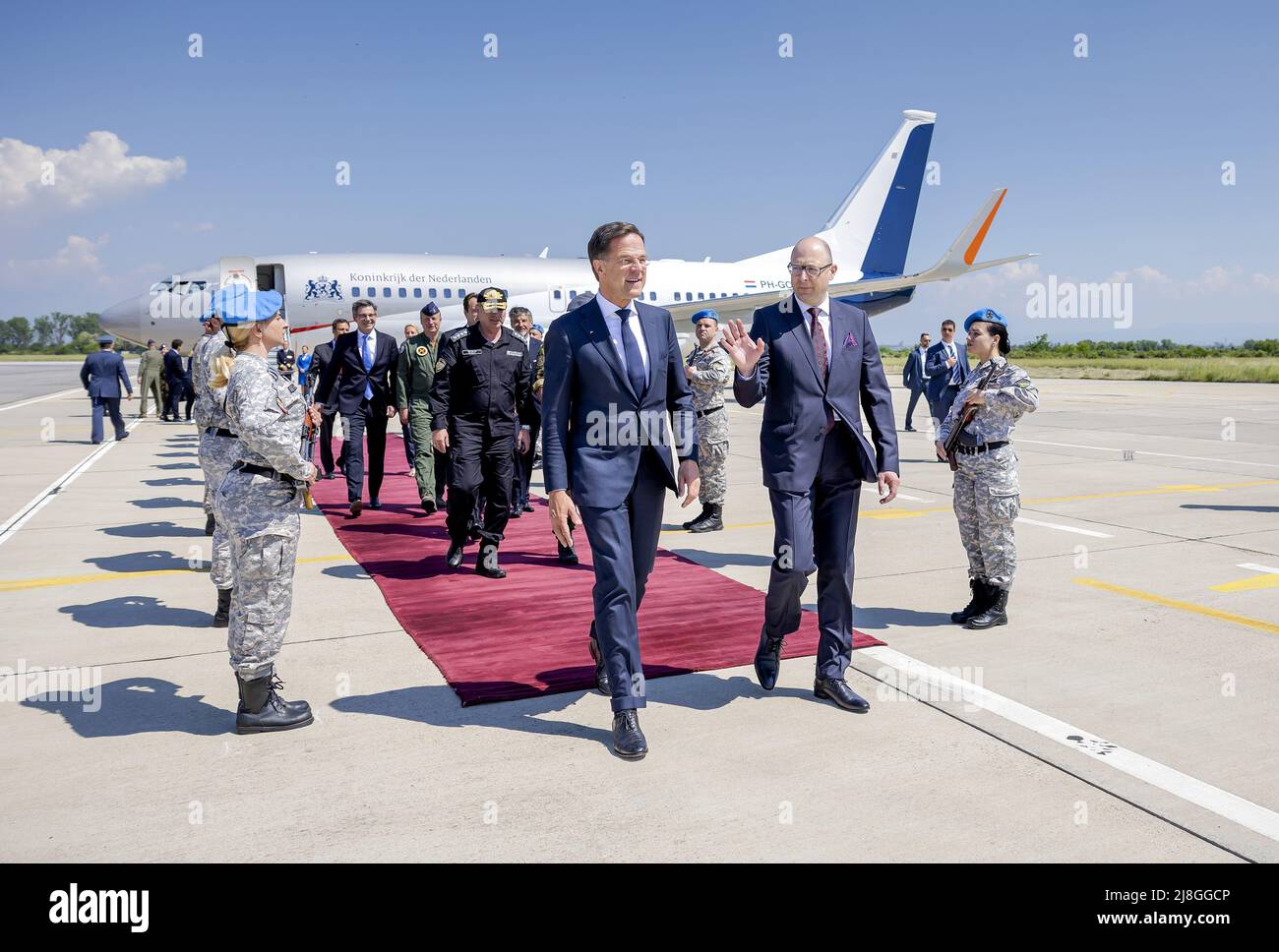 Base aérienne de Graf Ignatievo, Bulgarie. 16th mai 2022. 2022-05-16 10:23:34 GRAF IGNATIEVO - Premier ministre Mark Rutte à l'arrivée à la base aérienne de Graf Ignatievo. Rutte se rend en Bulgarie pour une rencontre avec les soldats néerlandais qui participent à la force de l'OTAN. Rutte s'entretient également avec le Premier ministre bulgare Kiril Petkov, où la guerre en Ukraine est au premier plan de la conversation entre les deux premiers ministres. ANP ROBIN VAN LONKHUIJSEN pays-bas Out - belgique Out Credit: ANP/Alay Live News Banque D'Images