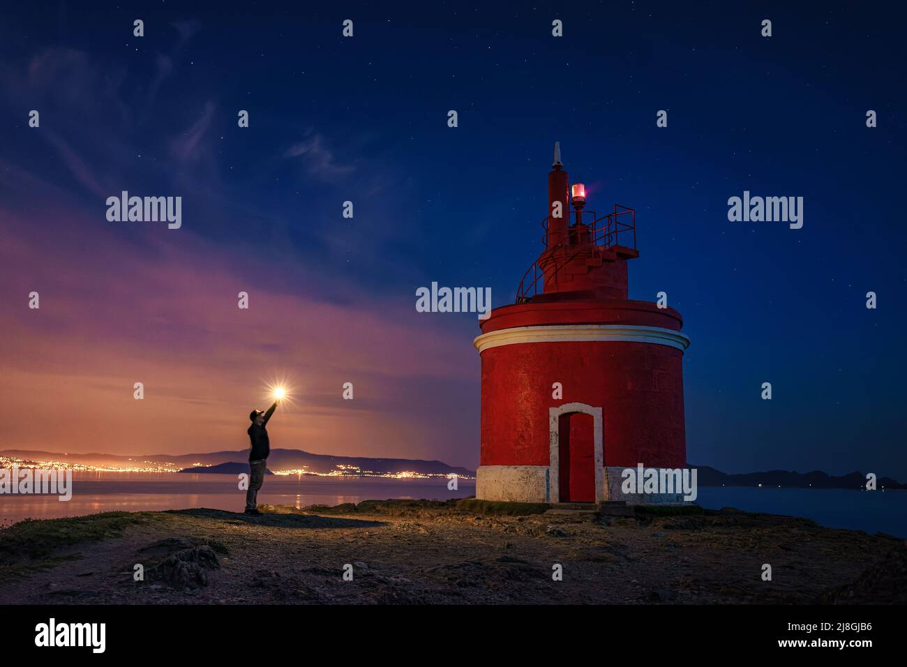 Vue sur le paysage au phare rouge emblématique de Punta Robaleira, à Cabo Home, Cangas, Espagne Banque D'Images