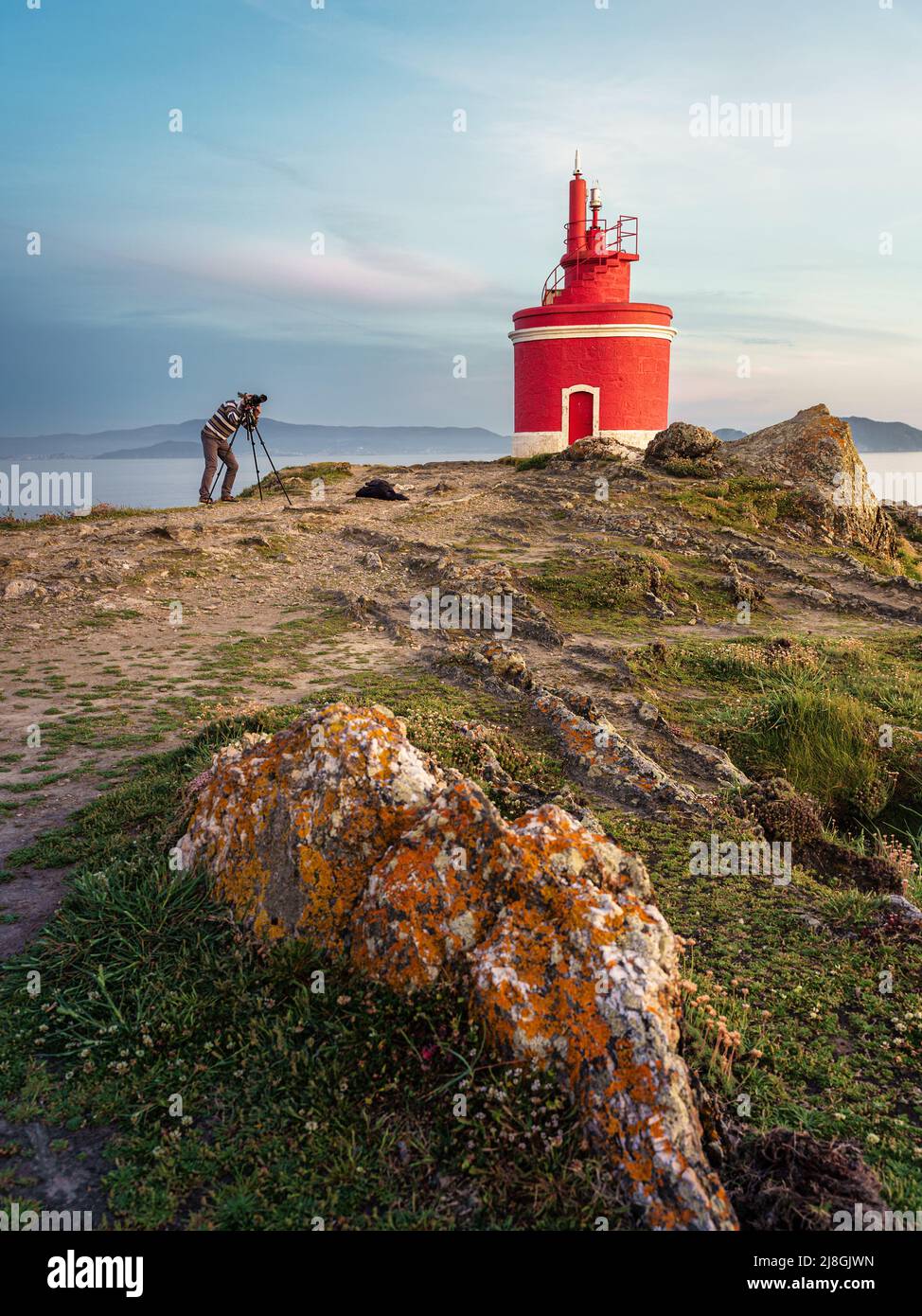 Vue sur le paysage au phare rouge emblématique de Punta Robaleira, à Cabo Home, Cangas, Espagne Banque D'Images