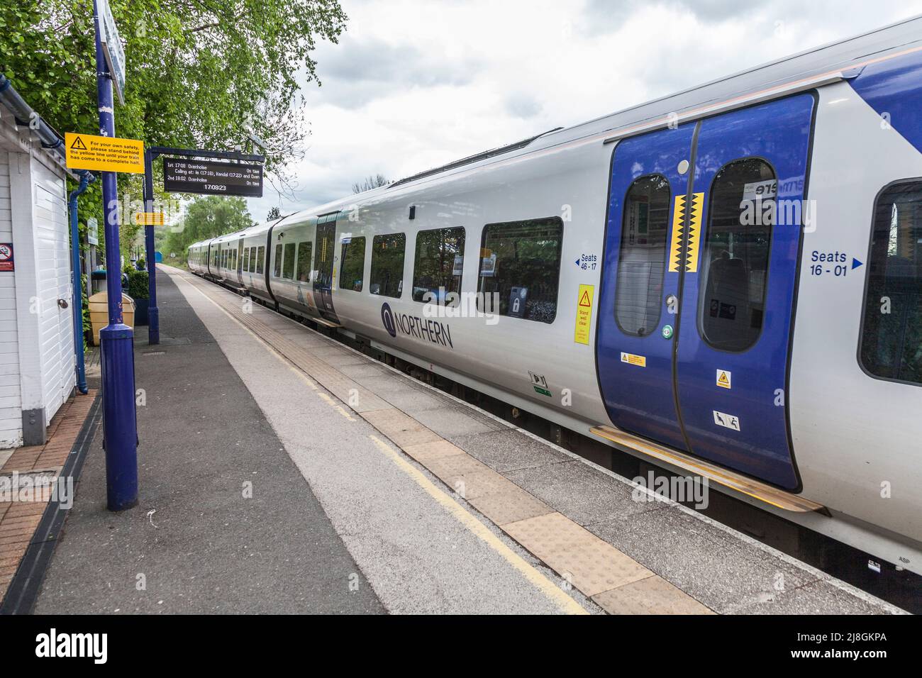 Un train du Nord à la plate-forme de la gare de Windermere dans le Lake District, Angleterre, Royaume-Uni Banque D'Images