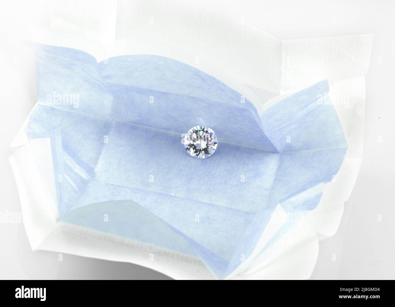 Big Diamond en papier ouvert Parcel avec diamant à facettes brillant coupé. Banque D'Images