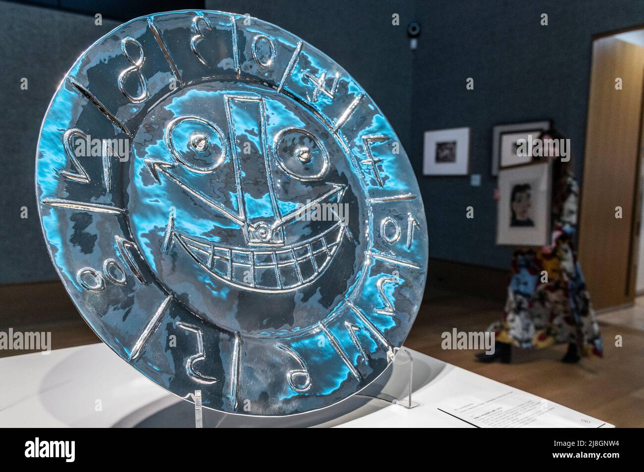 Londres, Royaume-Uni. 16th mai 2022. Visualisation en forme d'horloge, (estimation £30 000 - 50 000) avec tête de femme n° 2. Portrait de Dora Maar, 1939 (estimation: £25 000-35 000) en arrière-plan - Un aperçu de la vente de Picassomania de Bonhams à New Bond Street. La vente a lieu le 18th mai 2022. Crédit : Guy Bell/Alay Live News Banque D'Images