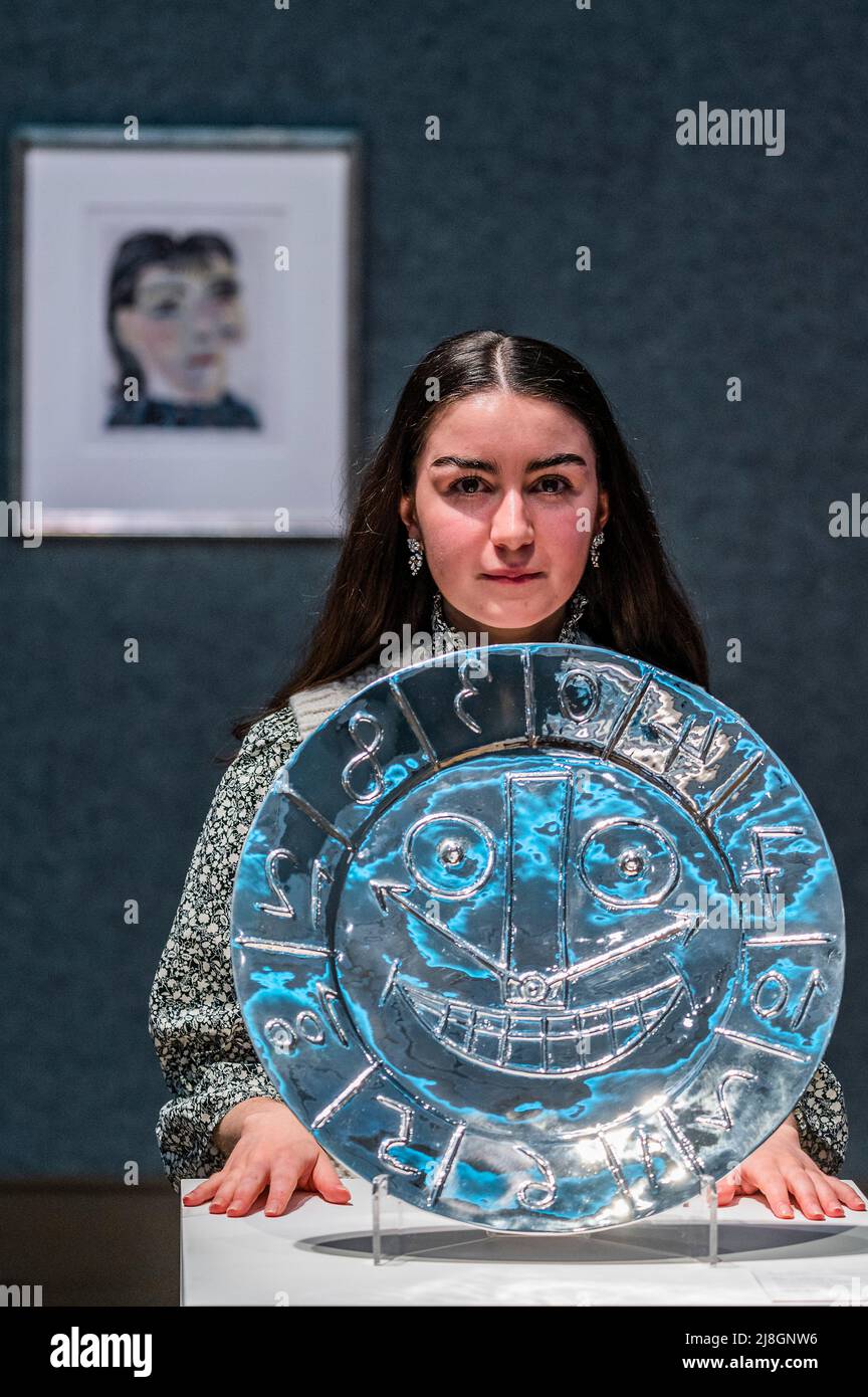 Londres, Royaume-Uni. 16th mai 2022. Visualisation en forme d'horloge, (estimation £30 000 - 50 000) avec tête de femme n° 2. Portrait de Dora Maar, 1939 (estimation: £25 000-35 000) en arrière-plan - Un aperçu de la vente de Picassomania de Bonhams à New Bond Street. La vente a lieu le 18th mai 2022. Crédit : Guy Bell/Alay Live News Banque D'Images