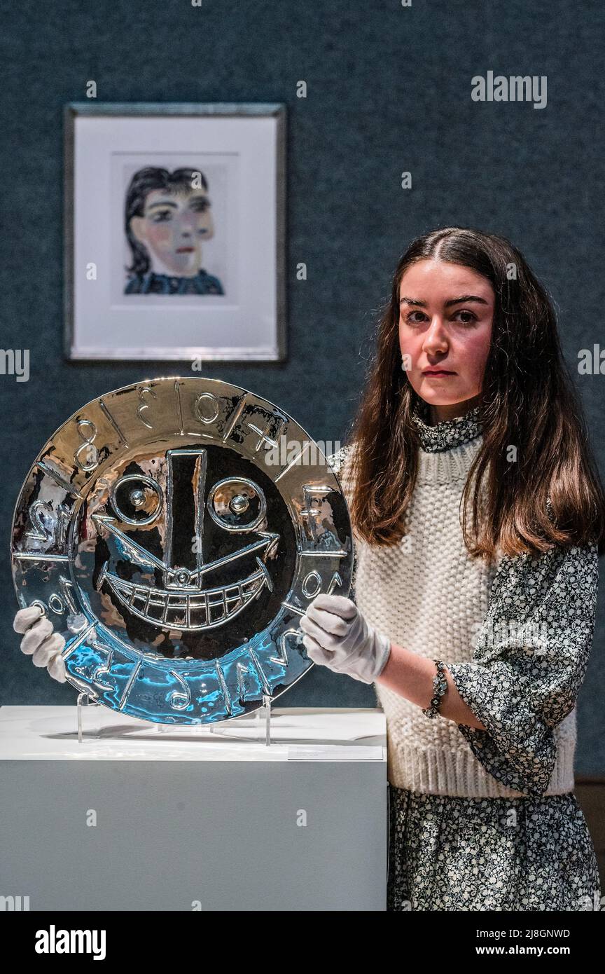 Londres, Royaume-Uni. 16th mai 2022. Visualisation en forme d'horloge, (estimation £30 000 - 50 000) avec tête de femme n° 2. Portrait de Dora Maar, 1939 (estimation: £25 000-35 000) en arrière-plan - Un aperçu de la vente de Picassomania de Bonhams à New Bond Street. La vente a lieu le 18th mai 2022. Crédit : Guy Bell/Alay Live News Banque D'Images