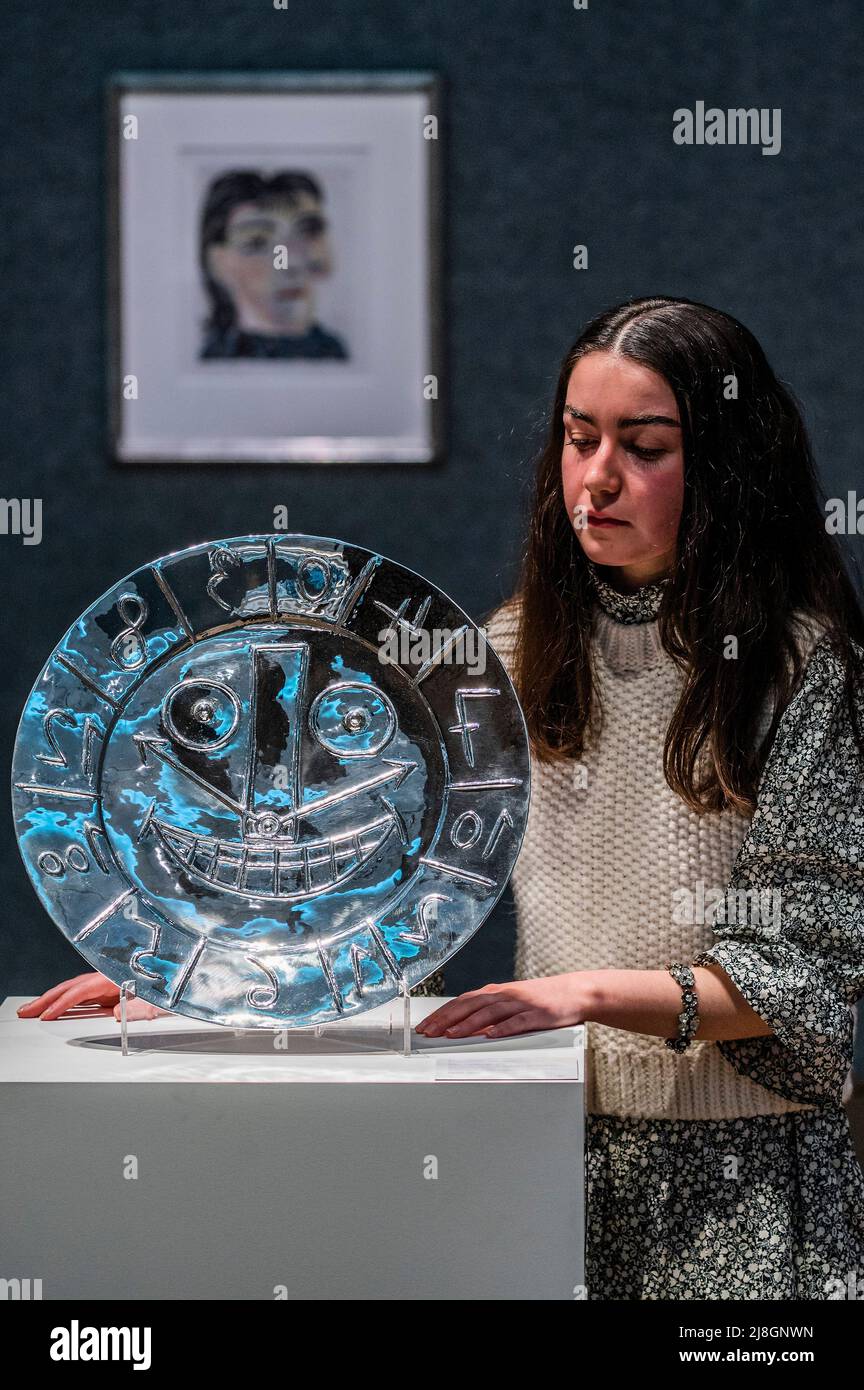 Londres, Royaume-Uni. 16th mai 2022. Visualisation en forme d'horloge, (estimation £30 000 - 50 000) avec tête de femme n° 2. Portrait de Dora Maar, 1939 (estimation: £25 000-35 000) en arrière-plan - Un aperçu de la vente de Picassomania de Bonhams à New Bond Street. La vente a lieu le 18th mai 2022. Crédit : Guy Bell/Alay Live News Banque D'Images