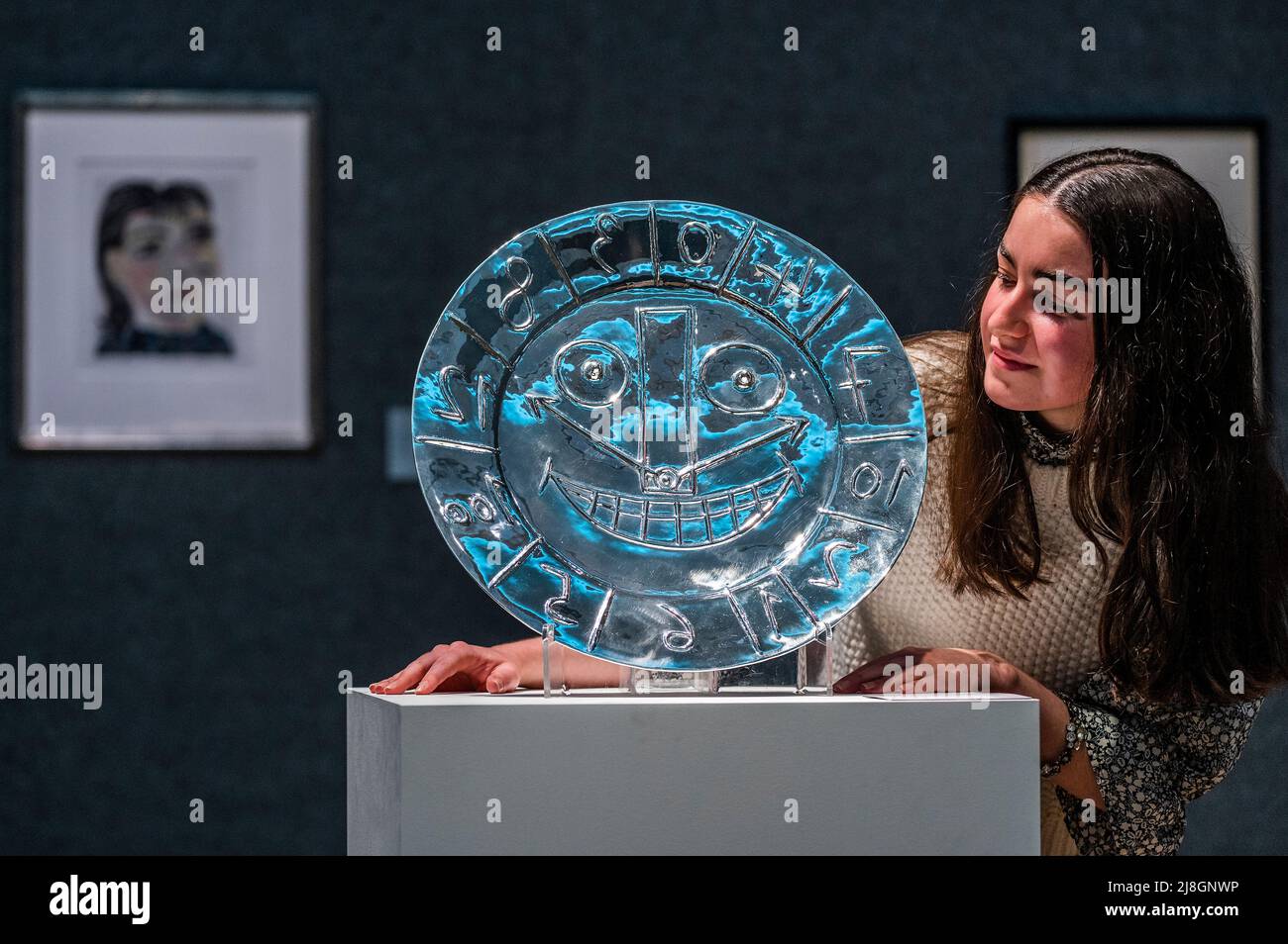 Londres, Royaume-Uni. 16th mai 2022. Visualisation en forme d'horloge, (estimation £30 000 - 50 000) avec tête de femme n° 2. Portrait de Dora Maar, 1939 (estimation: £25 000-35 000) en arrière-plan - Un aperçu de la vente de Picassomania de Bonhams à New Bond Street. La vente a lieu le 18th mai 2022. Crédit : Guy Bell/Alay Live News Banque D'Images