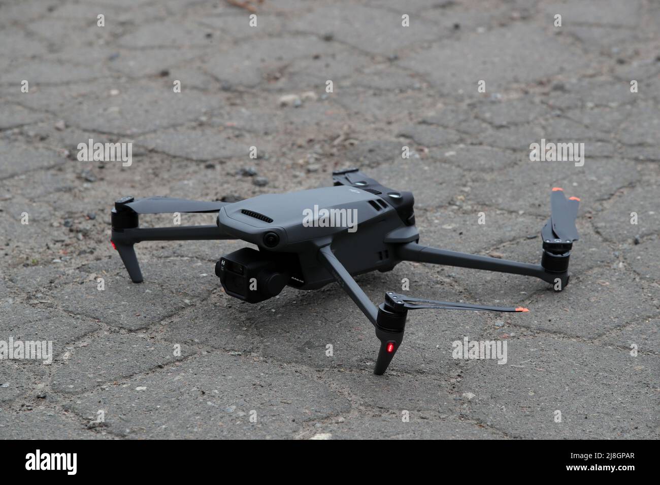 Non exclusif: KIEV, UKRAINE - 14 MAI 2022 - un UAV est vu sur le terrain lors de la présentation d'un fusil anti-drone acheté avec des fonds recueillis Banque D'Images