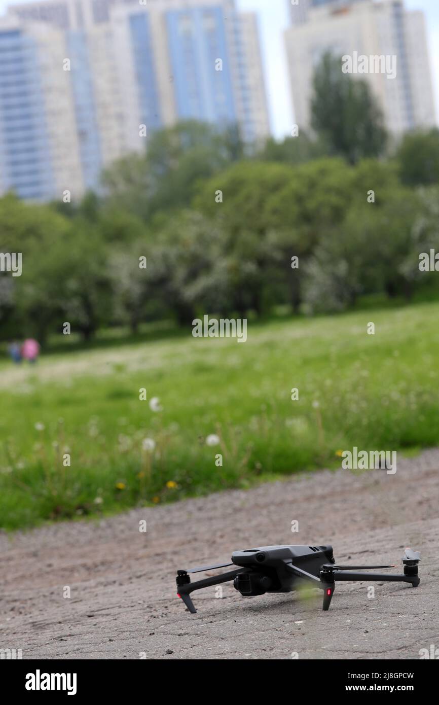 Non exclusif: KIEV, UKRAINE - 14 MAI 2022 - un UAV est vu sur le terrain lors de la présentation d'un fusil anti-drone acheté avec des fonds recueillis Banque D'Images