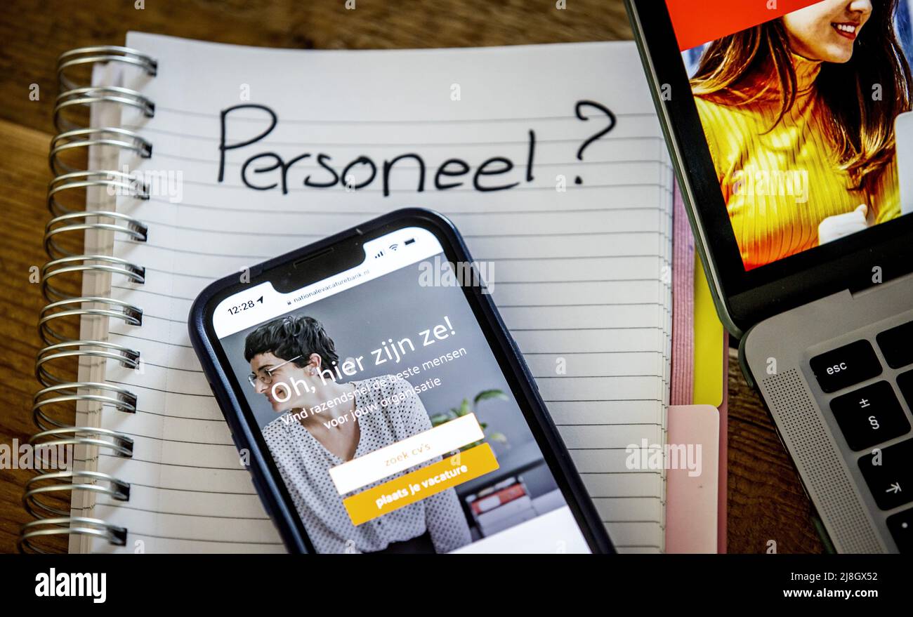 2022-05-16 12:28:03 ILLUSTRATION - Job et de reprendre des sites Web sur un téléphone et un ordinateur portable. La pénurie de personnel commence à se faire mal. Les entreprises utilisent différentes manières de trouver le personnel approprié. KOEN VAN WEEL pays-bas sortie - belgique sortie Banque D'Images