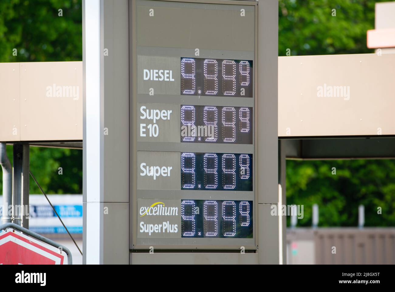 Affichage des prix du carburant diesel et de l'essence, augmentation des coûts, inflation à la station-service Banque D'Images