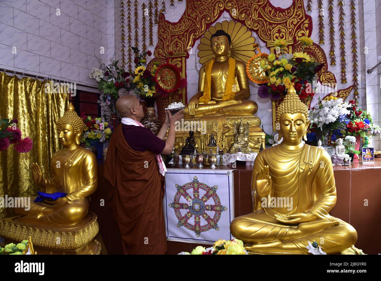 Guwahati, Guwahati, Inde. 16th mai 2022. Un moine offre prière à l'occasion du Bouddha Purnima au temple bouddhiste de Guwahati Assam Inde le lundi 16th mai 2022. (Image de crédit : © Dasarath Deka/ZUMA Press Wire) Banque D'Images