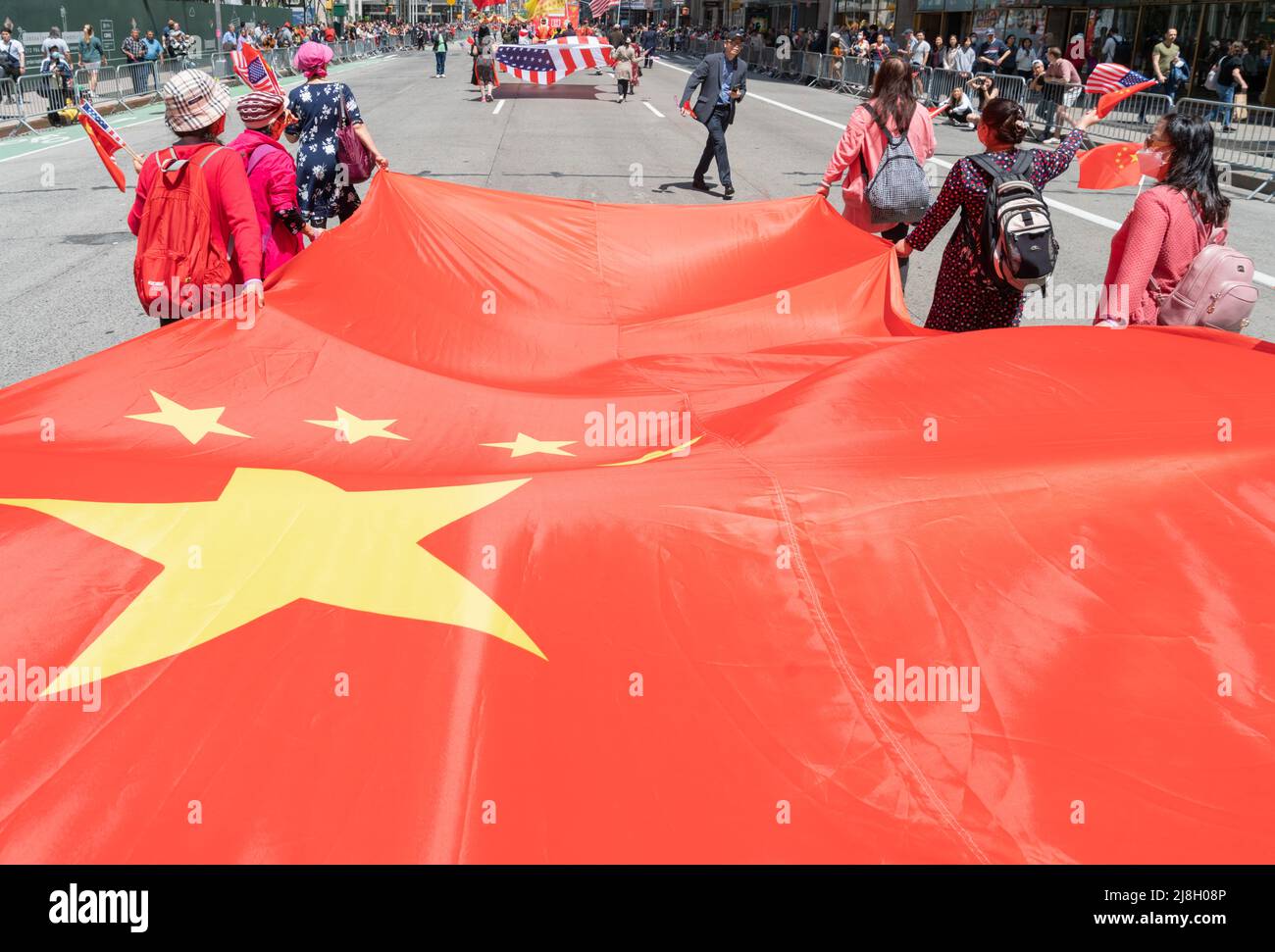 La ville de New York organise le premier défilé culturel asiatique du patrimoine américain du Pacifique le long de la sixième Avenue, de 44th Street à 55th Street à New York City, NY, le 15 mai 2022. Le défilé a comporté plus de 150 groupes et environ 17 flotteurs. (Photo de Steve Sanchez/Sipa USA) Banque D'Images