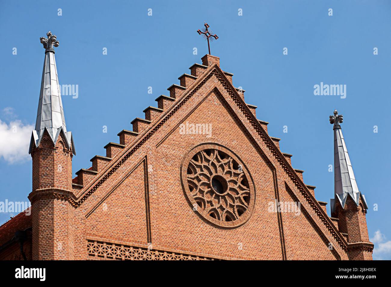 Vue d'un fragment situé dans la partie avant supérieure du mur de l'église contre le ciel bleu. Tourisme en Pologne. Banque D'Images
