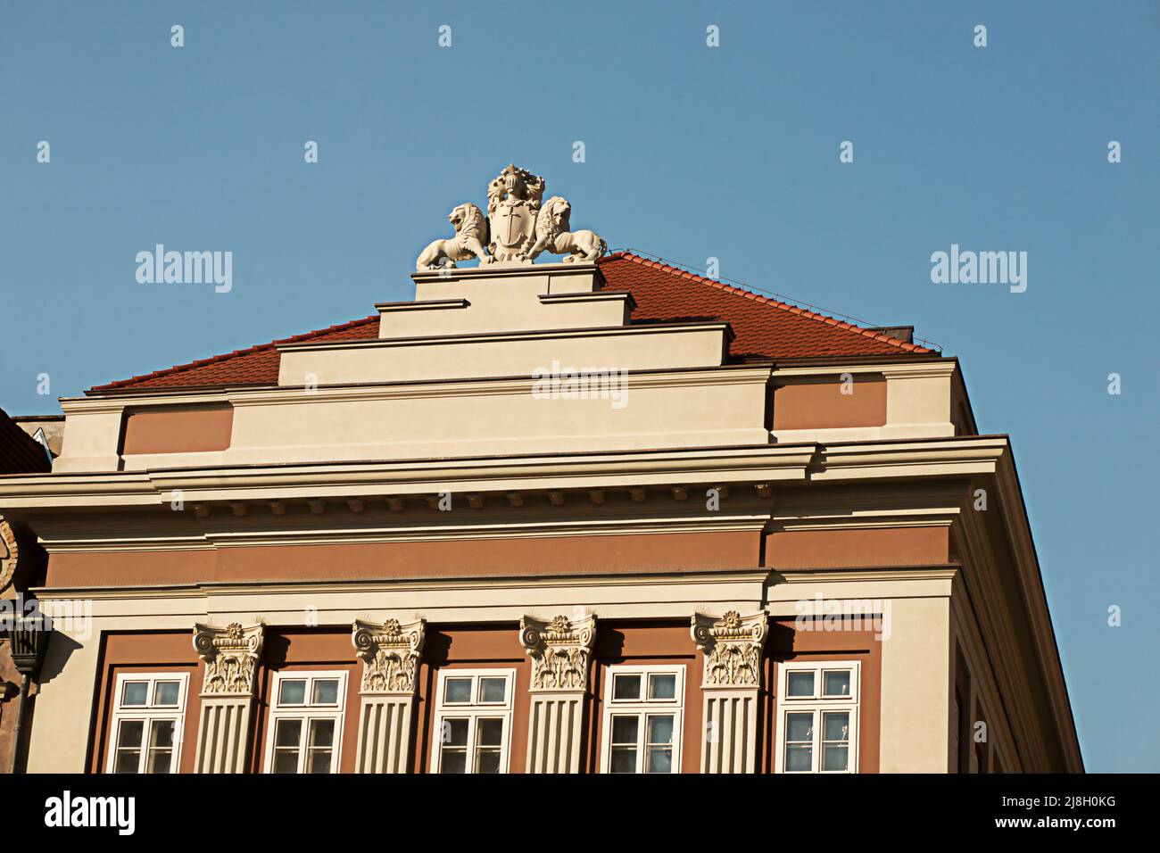 Vue sur le bâtiment du bureau, dans le ciel bleu. Tourisme en Pologne. Banque D'Images