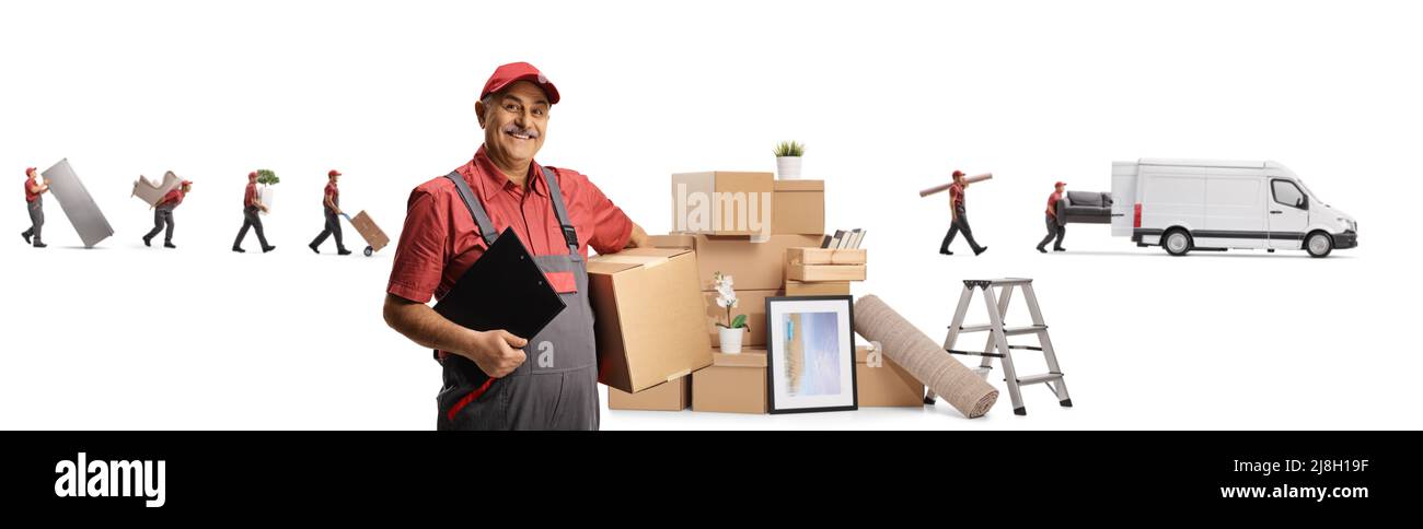 Travailleur de la livraison mobile posant et d'autres déménageurs avec une camionnette transportant des meubles isolés sur fond blanc Banque D'Images