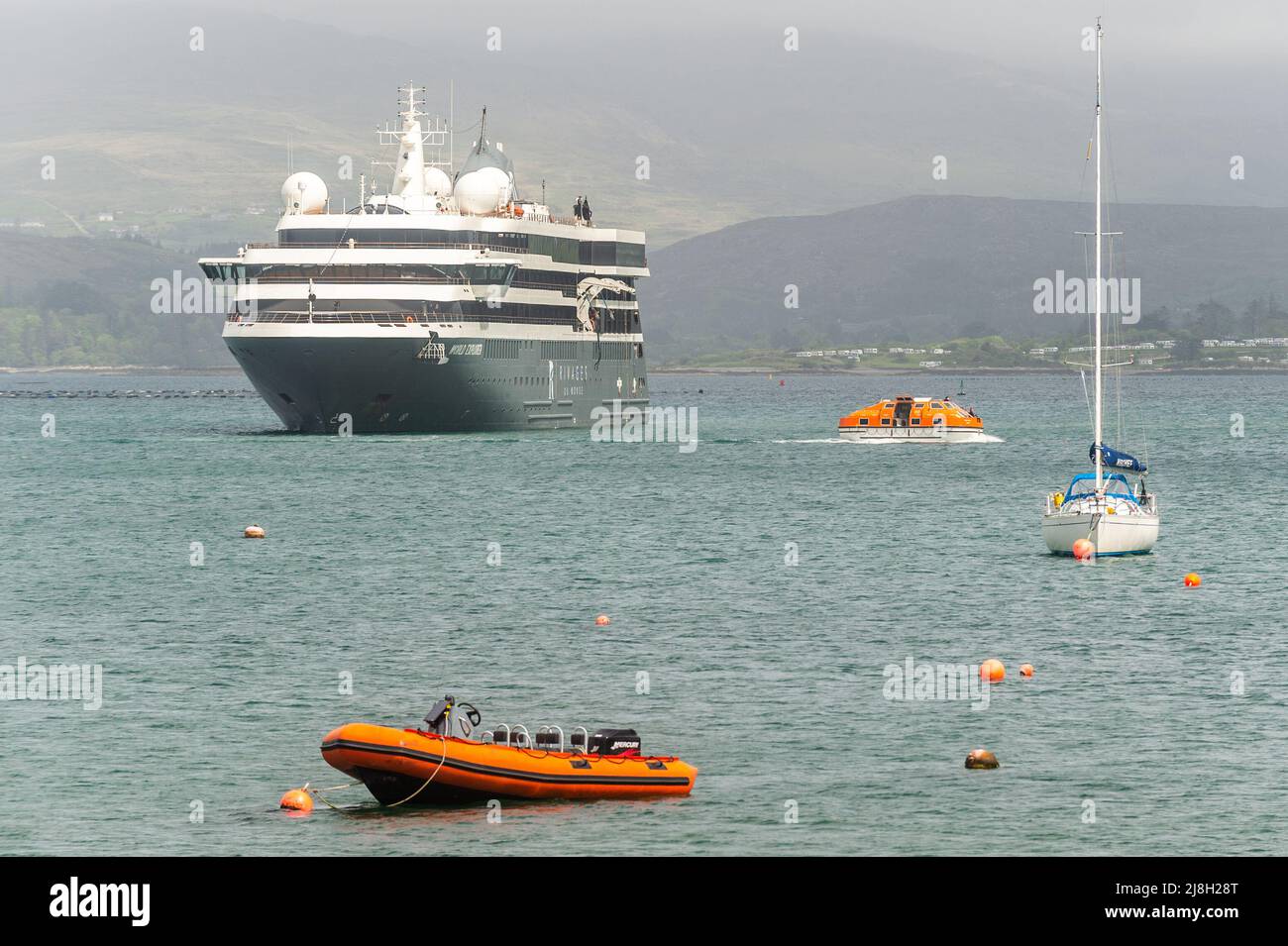 Bantry, West Cork, Irlande. 16th mai 2022. Bateau de croisière 'World Explorer' ancré juste à l'extérieur de Bantry tôt ce matin. Le navire est le premier à se rendre depuis avant le début de la pandémie COVID-19 en 2020. Le paquebot de croisière sort à 18,00 ce soir. Crédit : AG News/Alay Live News Banque D'Images