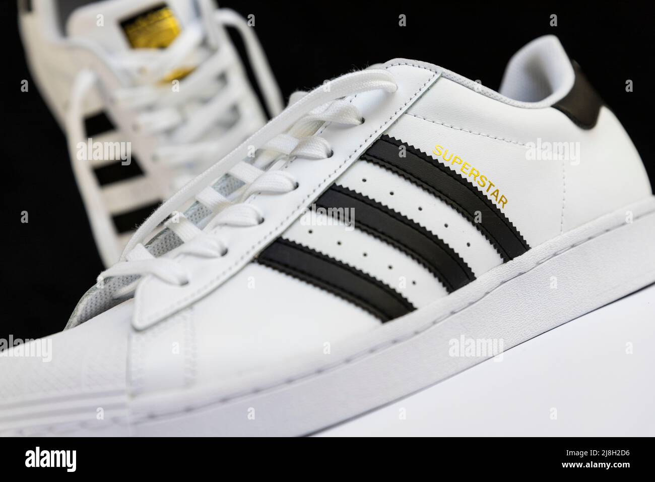 Belgrade, Serbie - 16 mai 2022 : sneakers Adidas Superstar Original blanc. Articles de sport et de mode à Belgrade, Serbie Banque D'Images