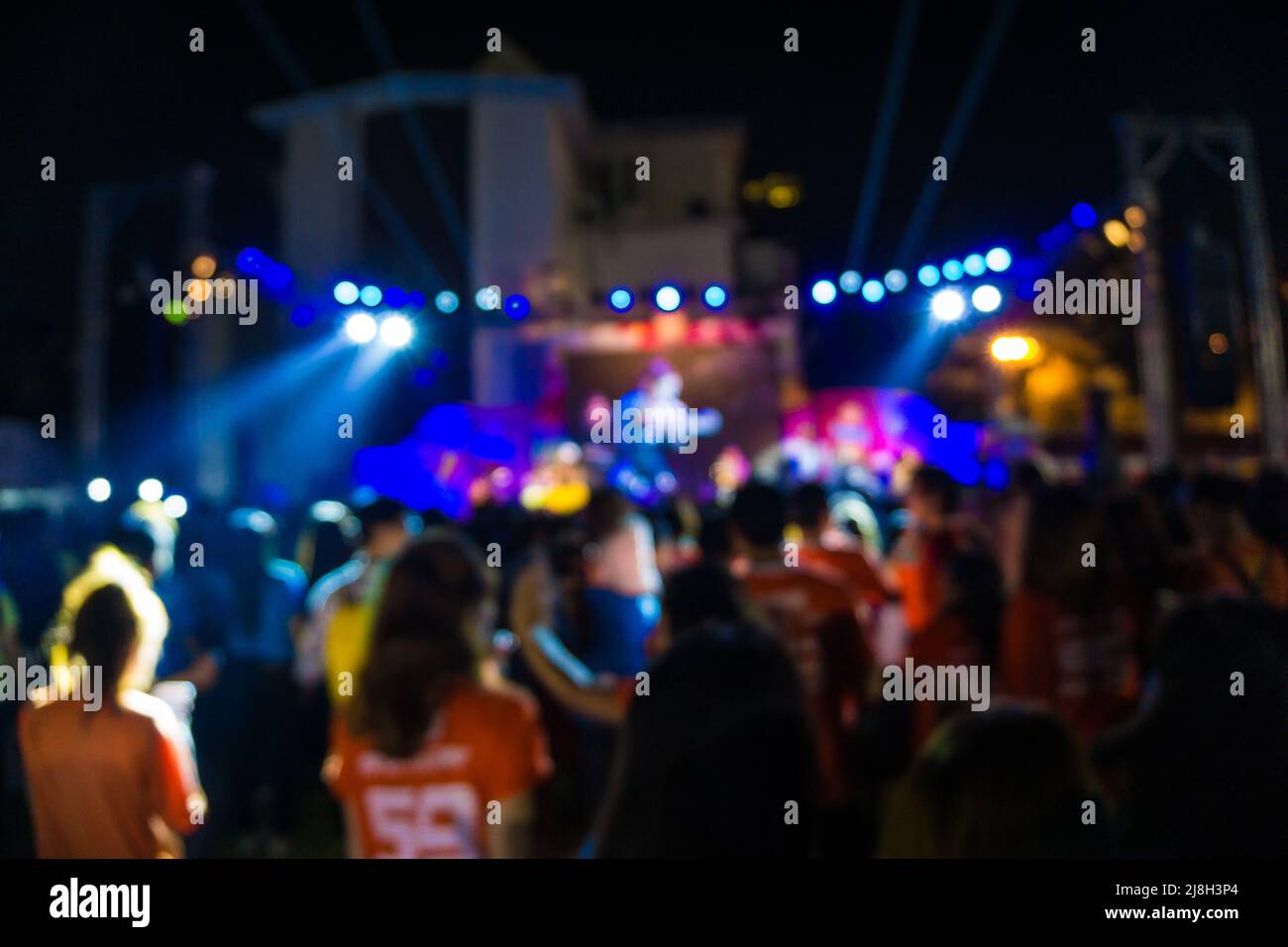 Foule au concert et scène colorée floue lumières festival heure de nuit de l'événement Banque D'Images