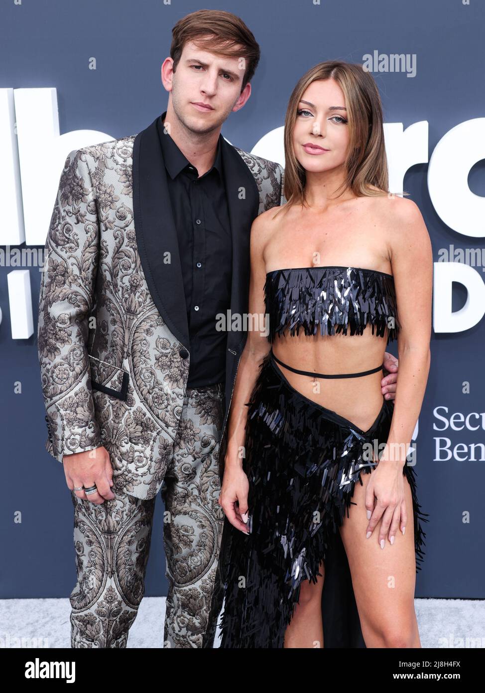LAS VEGAS, NEVADA, États-Unis - 15 MAI : Illenium (Nicholas D. Miller) et Lara McWhorter arrivent aux Billboard Music Awards 2022 qui se tiennent à la MGM Grand Garden Arena le 15 mai 2022 à Las Vegas, Nevada, États-Unis. (Photo de Xavier Collin/image Press Agency) Banque D'Images