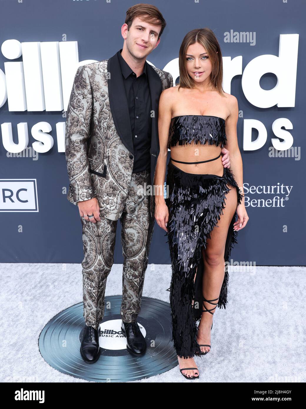 LAS VEGAS, NEVADA, États-Unis - 15 MAI : Illenium (Nicholas D. Miller) et Lara McWhorter arrivent aux Billboard Music Awards 2022 qui se tiennent à la MGM Grand Garden Arena le 15 mai 2022 à Las Vegas, Nevada, États-Unis. (Photo de Xavier Collin/image Press Agency) Banque D'Images
