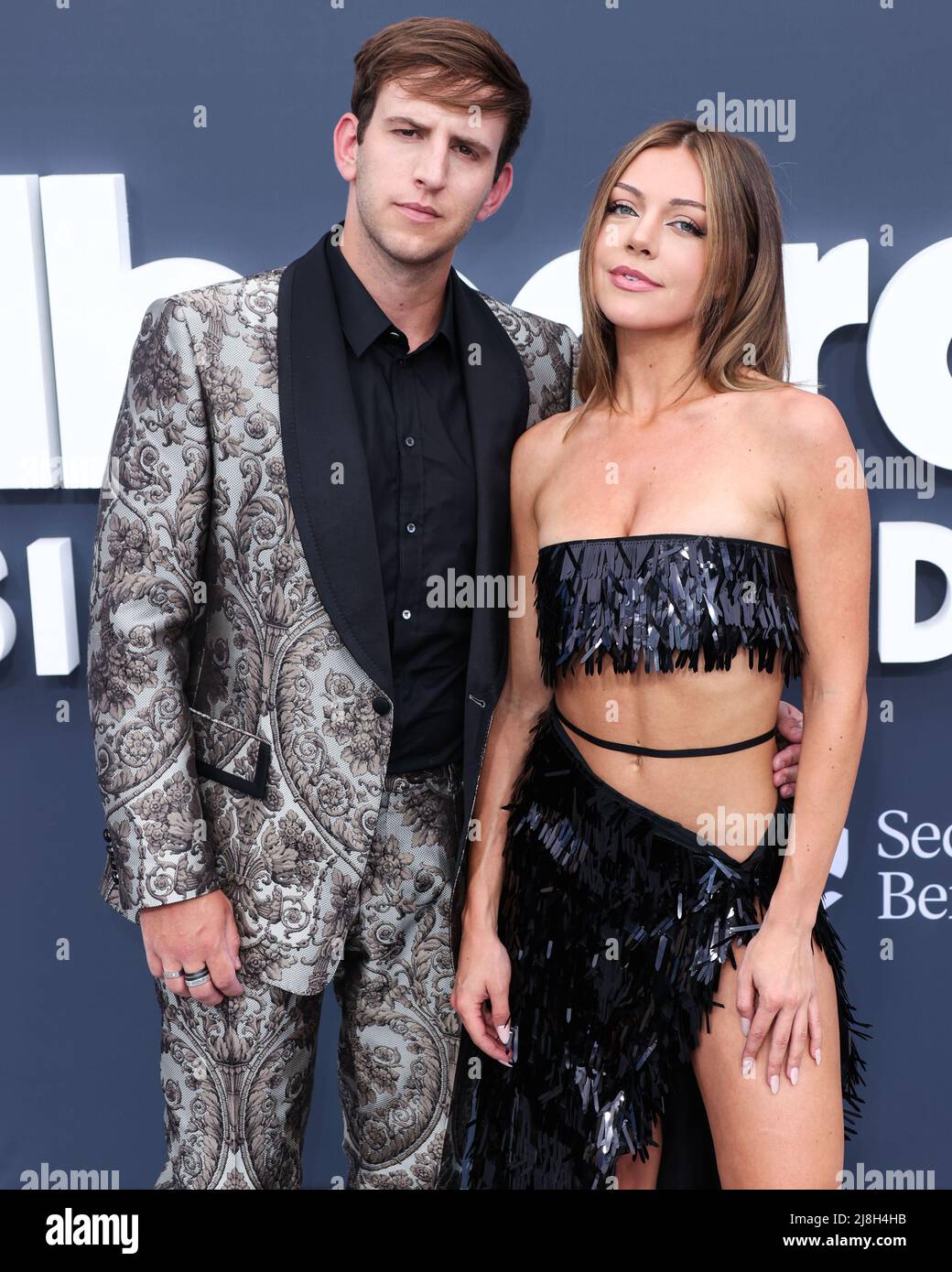 LAS VEGAS, NEVADA, États-Unis - 15 MAI : Illenium (Nicholas D. Miller) et Lara McWhorter arrivent aux Billboard Music Awards 2022 qui se tiennent à la MGM Grand Garden Arena le 15 mai 2022 à Las Vegas, Nevada, États-Unis. (Photo de Xavier Collin/image Press Agency) Banque D'Images
