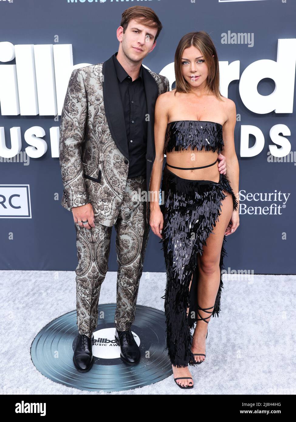 LAS VEGAS, NEVADA, États-Unis - 15 MAI : Illenium (Nicholas D. Miller) et Lara McWhorter arrivent aux Billboard Music Awards 2022 qui se tiennent à la MGM Grand Garden Arena le 15 mai 2022 à Las Vegas, Nevada, États-Unis. (Photo de Xavier Collin/image Press Agency) Banque D'Images