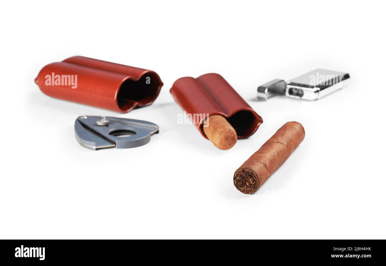 Deux cigares cubains isolés sur fond blanc. Étui en cuir, plus léger et couteau sur table avec ombre Banque D'Images