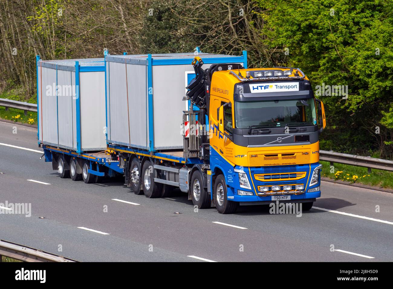 HTF TRANSPORT Hiab Specialists jaune bleu, remorque à chargeur bas VOLVO FM420 8X4 DAY 1277CC Diesel Truck; conduite sur l'autoroute M61, Manchester, Royaume-Uni Banque D'Images HTF TRANSPORT Hiab Specialists jaune bleu, remorque à chargeur bas VOLVO FM420 8X4 DAY 1277CC Diesel Truck; conduite sur l'autoroute M61, Manchester, Royaume-Uni Banque D'Images