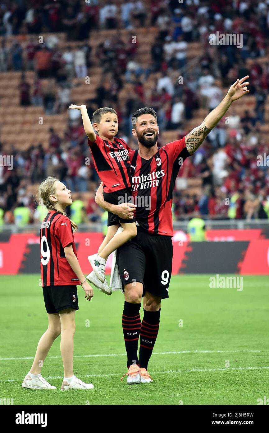 Olivier Giroud de l'AC Milan fête avec ses fils à la fin de la série Un match de football 2021/2022 entre l'AC Milan et Atalanta BC à San Siro St Banque D'Images