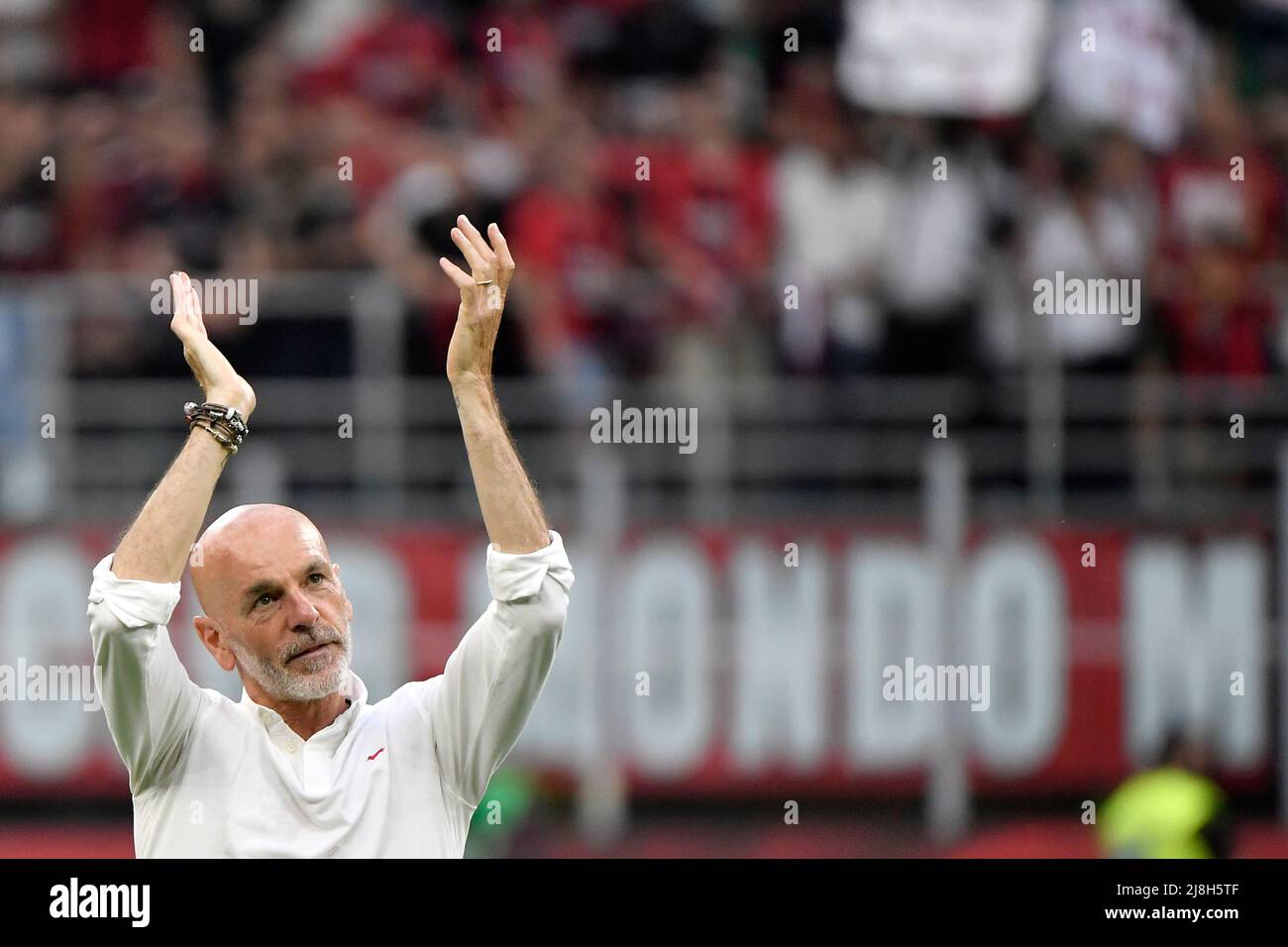 Stefano Pioli entraîneur de l'AC Milan célèbre la victoire à la fin de la série Un match de football 2021/2022 entre l'AC Milan et Atalanta BC à San Siro Banque D'Images