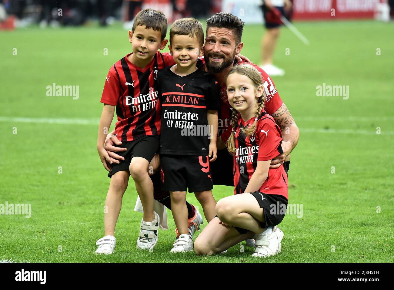 Olivier Giroud de l'AC Milan fête avec ses fils à la fin de la série Un match de football 2021/2022 entre l'AC Milan et Atalanta BC à San Siro St Banque D'Images