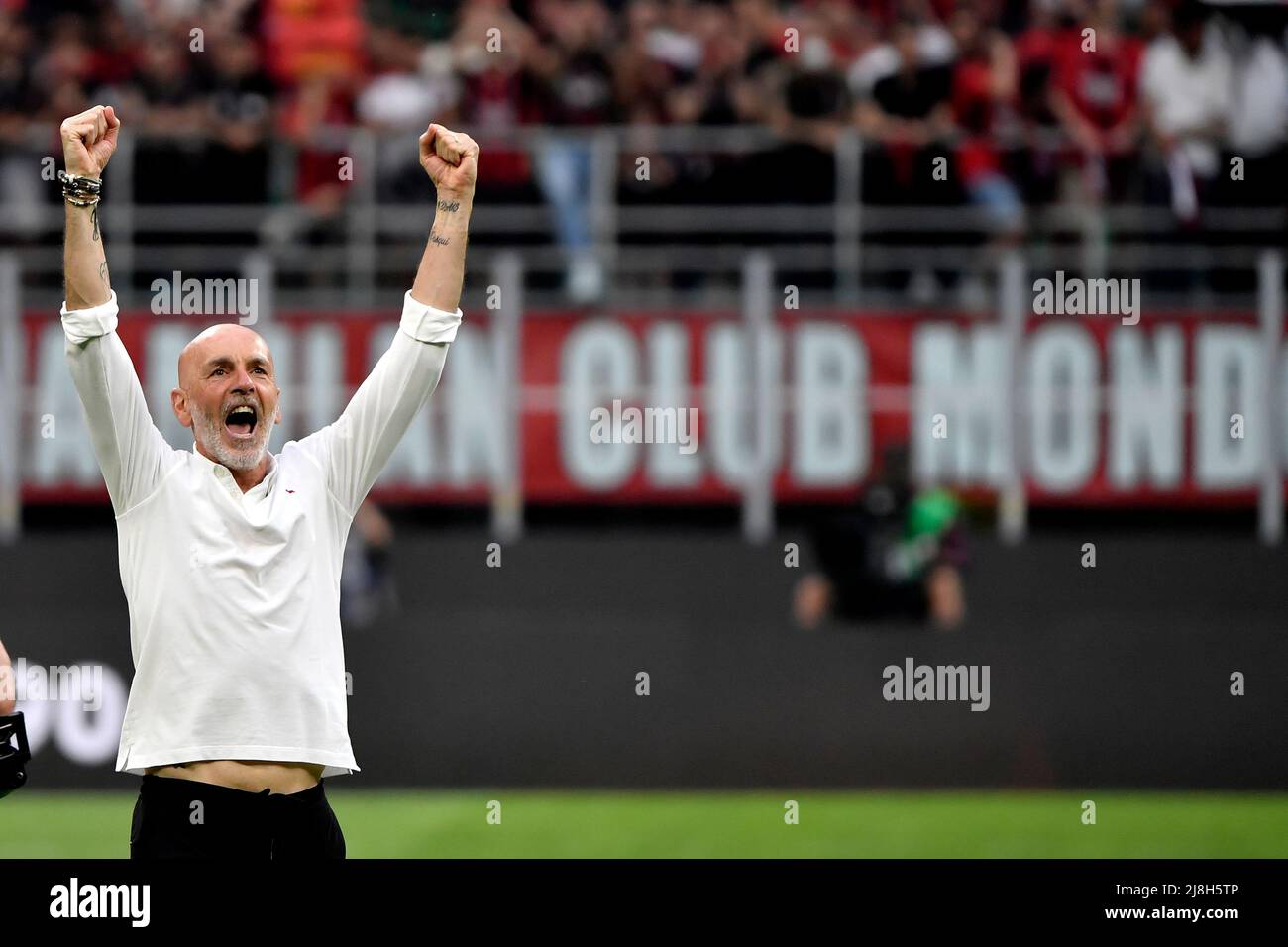 Stefano Pioli entraîneur de l'AC Milan célèbre la victoire à la fin de la série Un match de football 2021/2022 entre l'AC Milan et Atalanta BC à San Siro Banque D'Images