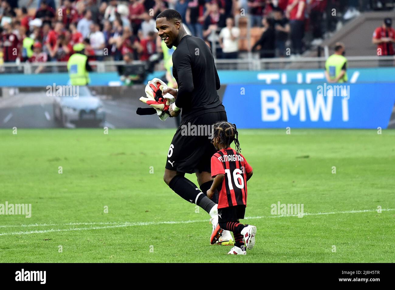 Mike Maignan de l'AC Milan joue avec sa fille à la fin de la série Un match de football 2021/2022 entre l'AC Milan et Atalanta BC à San Siro stadi Banque D'Images