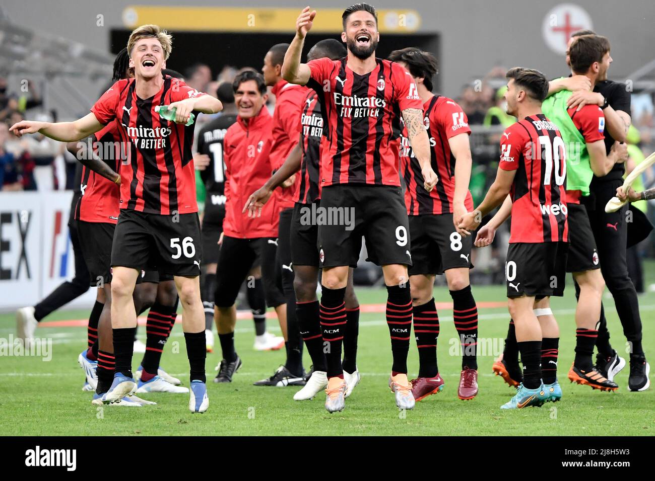 Alexis Saelemaekers et Olivier Giroud de l'AC Milan célèbrent la victoire à la fin de la série Un match de football 2021/2022 entre l'AC Milan et Atala Banque D'Images