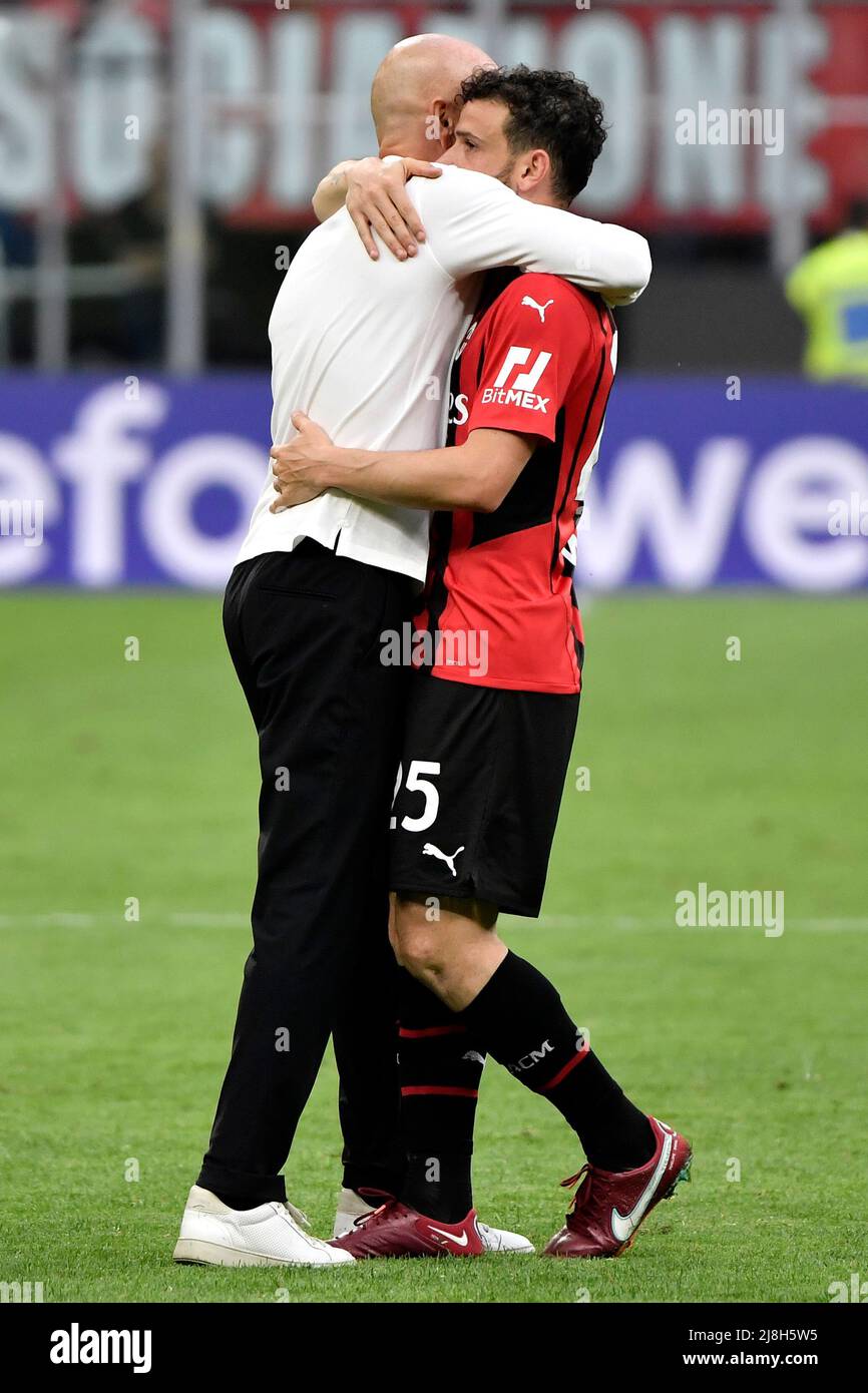Stefano Pioli entraîneur de l'AC Milan et Alessandro Florenzi célèbrent la victoire à la fin de la série Un match de football 2021/2022 entre l'AC Milan et Banque D'Images