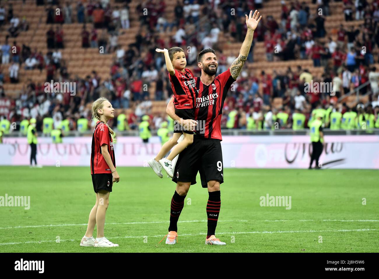 Olivier Giroud de l'AC Milan fête avec ses fils à la fin de la série Un match de football 2021/2022 entre l'AC Milan et Atalanta BC à San Siro St Banque D'Images