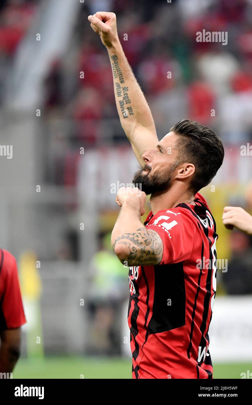 Olivier Giroud, de l'AC Milan, célèbre la victoire à la fin de la série Un match de football 2021/2022 entre l'AC Milan et Atalanta BC à San Siro stad Banque D'Images