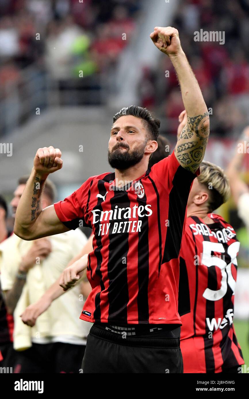 Olivier Giroud, de l'AC Milan, célèbre la victoire à la fin de la série Un match de football 2021/2022 entre l'AC Milan et Atalanta BC à San Siro stad Banque D'Images