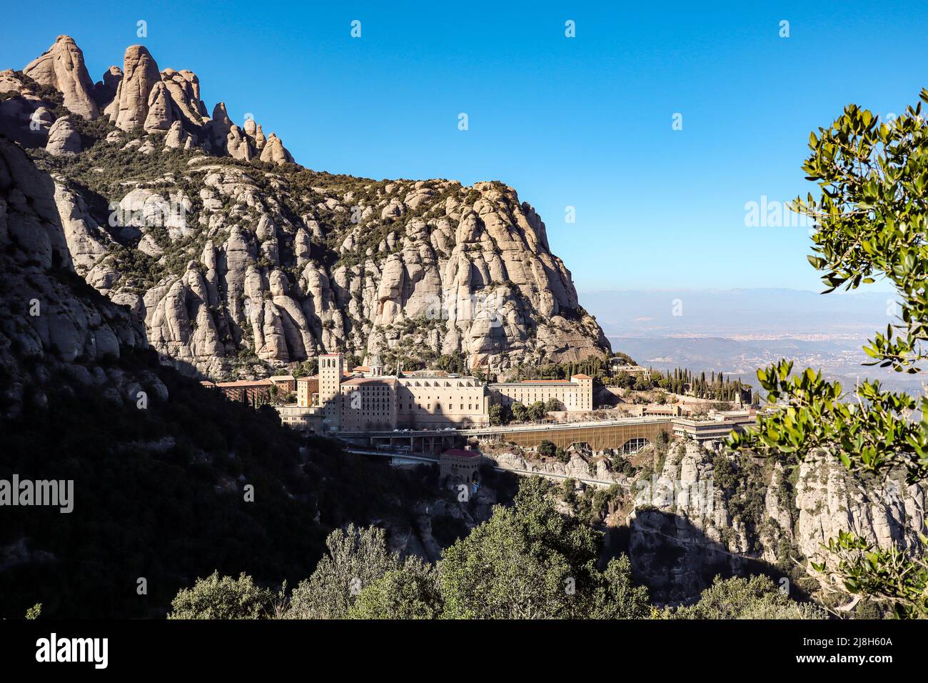 Monistrol de Montserrat en Catalogne avec formation de Rock avec Blue Sky. Vue extérieure de l'abbaye de Santa Maria de Montserrat pendant la Sunny Day. Banque D'Images