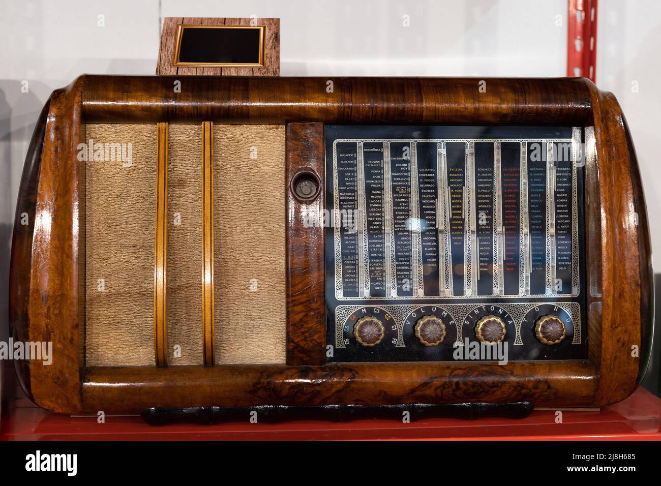 Modèle d'une ancienne radio en bois d'époque sur une table Photo Stock -  Alamy
