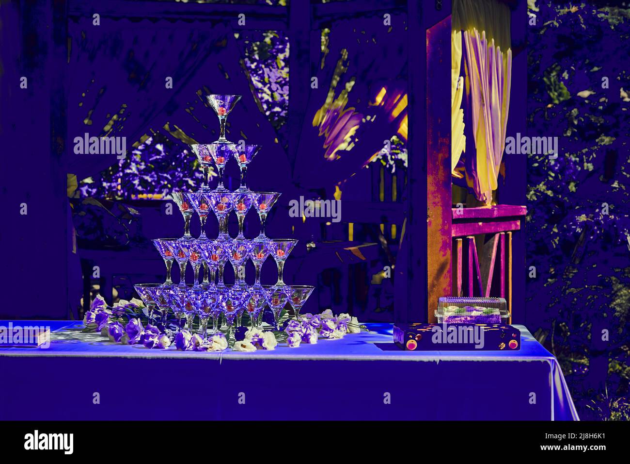 Un cocktail de mariage abstrait d'été avec des baies lors d'une chaude journée de fête Banque D'Images