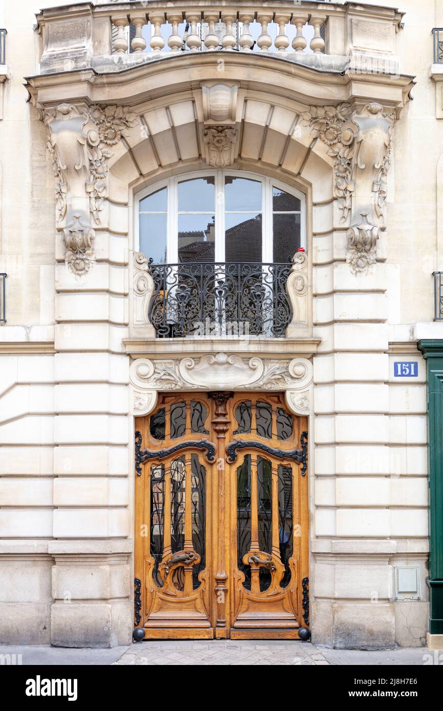 Porte d'entrée et détails architecturaux sur le bâtiment dans le 7th arrondissement, Paris, Ile-de-France, France Banque D'Images