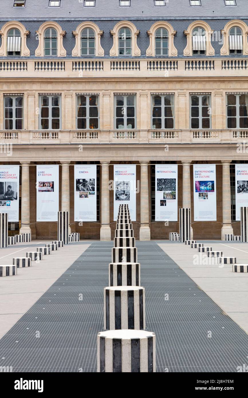 Installation artistique de Daniel Buren - les deux plateaux et affiches célébrant les 60 ans du Ministère de l'Art et de la Culture - Palais Royal, Paris, Banque D'Images