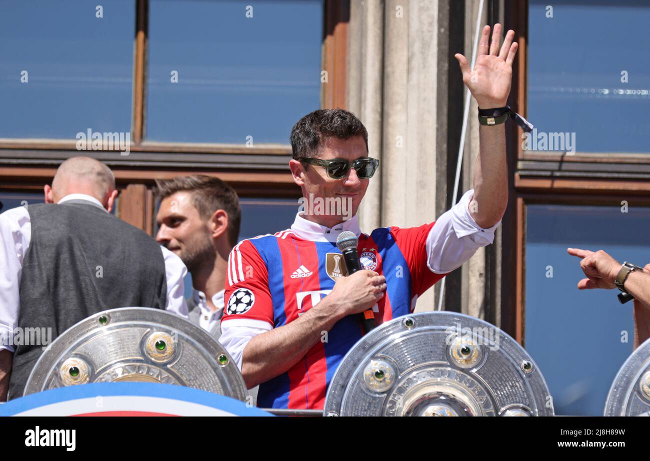 Robert Lewandowski de Bayern Muenchen winkt FC Bayern Muenchen Deutscher Fussball Meister feiert mit seinen fans auf dem Rathausbalkon des MŸnchner Marienplatz football Fussball Bundesliga saison 2021 / 2022 au MŸnchner Marienplatz © diebilderwelt / Alay stock Banque D'Images