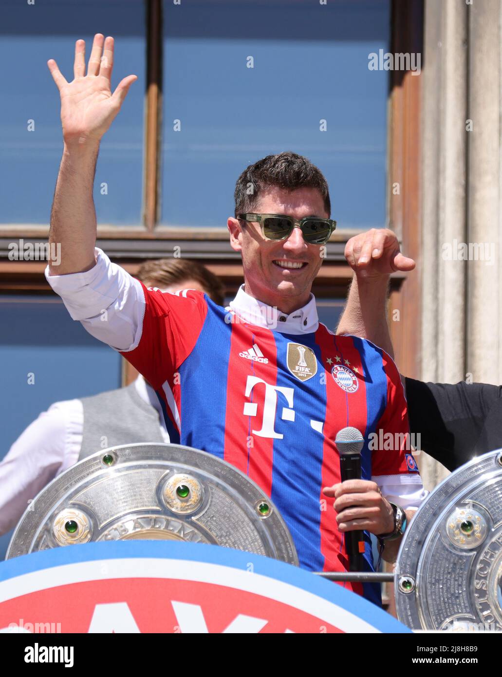 Robert Lewandowski de Bayern Muenchen winkt FC Bayern Muenchen Deutscher Fussball Meister feiert mit seinen fans auf dem Rathausbalkon des MŸnchner Marienplatz football Fussball Bundesliga saison 2021 / 2022 au MŸnchner Marienplatz © diebilderwelt / Alay stock Banque D'Images