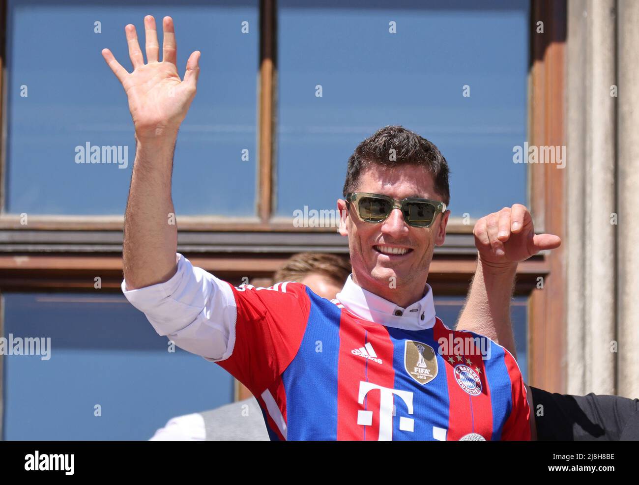 Robert Lewandowski de Bayern Muenchen winkt FC Bayern Muenchen Deutscher Fussball Meister feiert mit seinen fans auf dem Rathausbalkon des MŸnchner Marienplatz football Fussball Bundesliga saison 2021 / 2022 au MŸnchner Marienplatz © diebilderwelt / Alay stock Banque D'Images