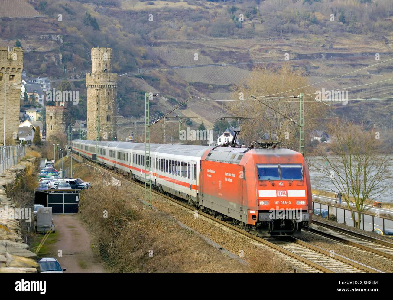 Classe 101 locomotive électrique numéro 101 069-3 transportant un service de transport de passagers express interurbain à Oberwesel, dans la vallée du Rhin, en Allemagne. Banque D'Images