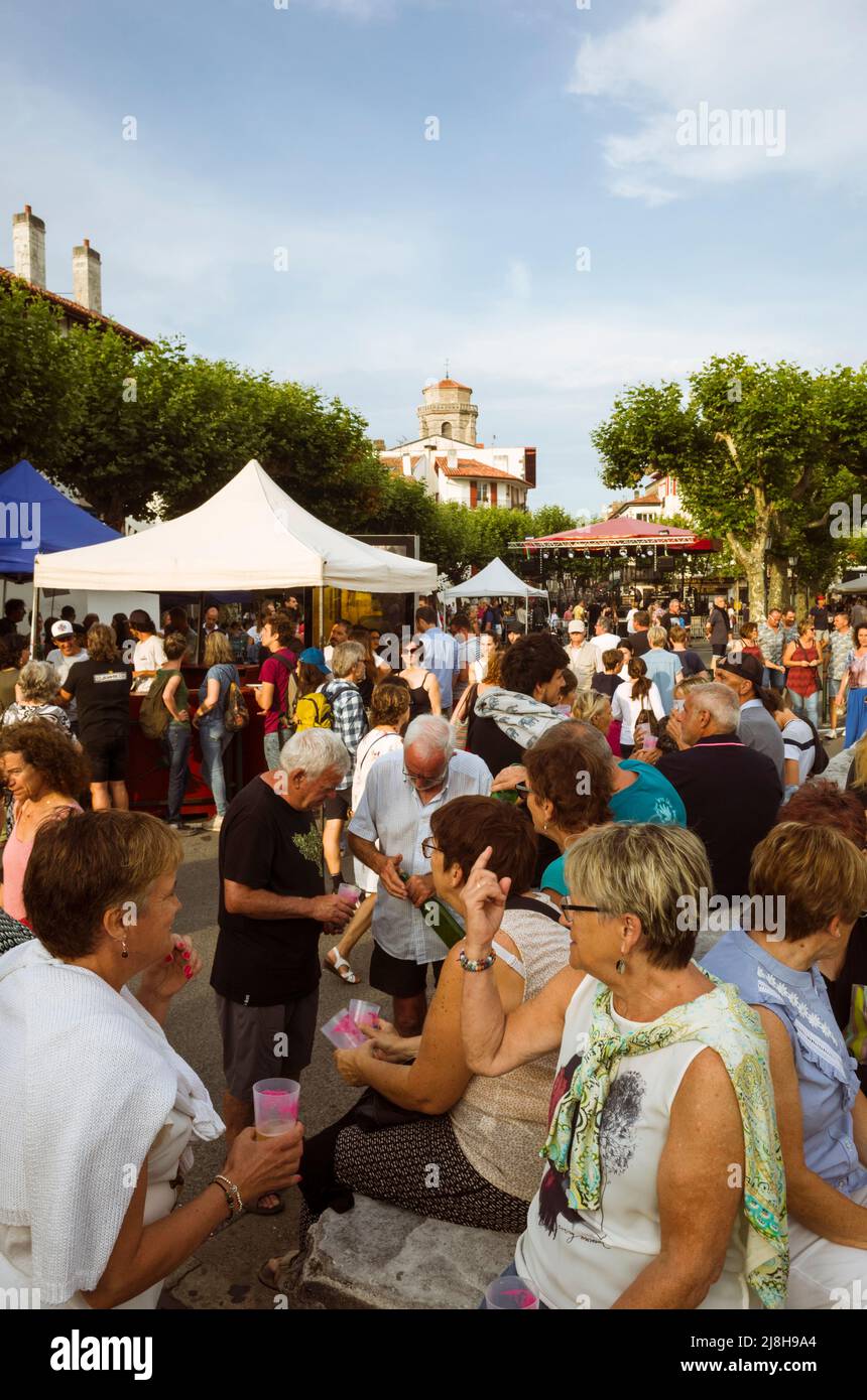 Saint Jean de Luz, pays basque français, France - 13th juillet 2019 : Un grand groupe de personnes se réunit sur la place Louis XIV pour célébrer la Bastille D. Banque D'Images